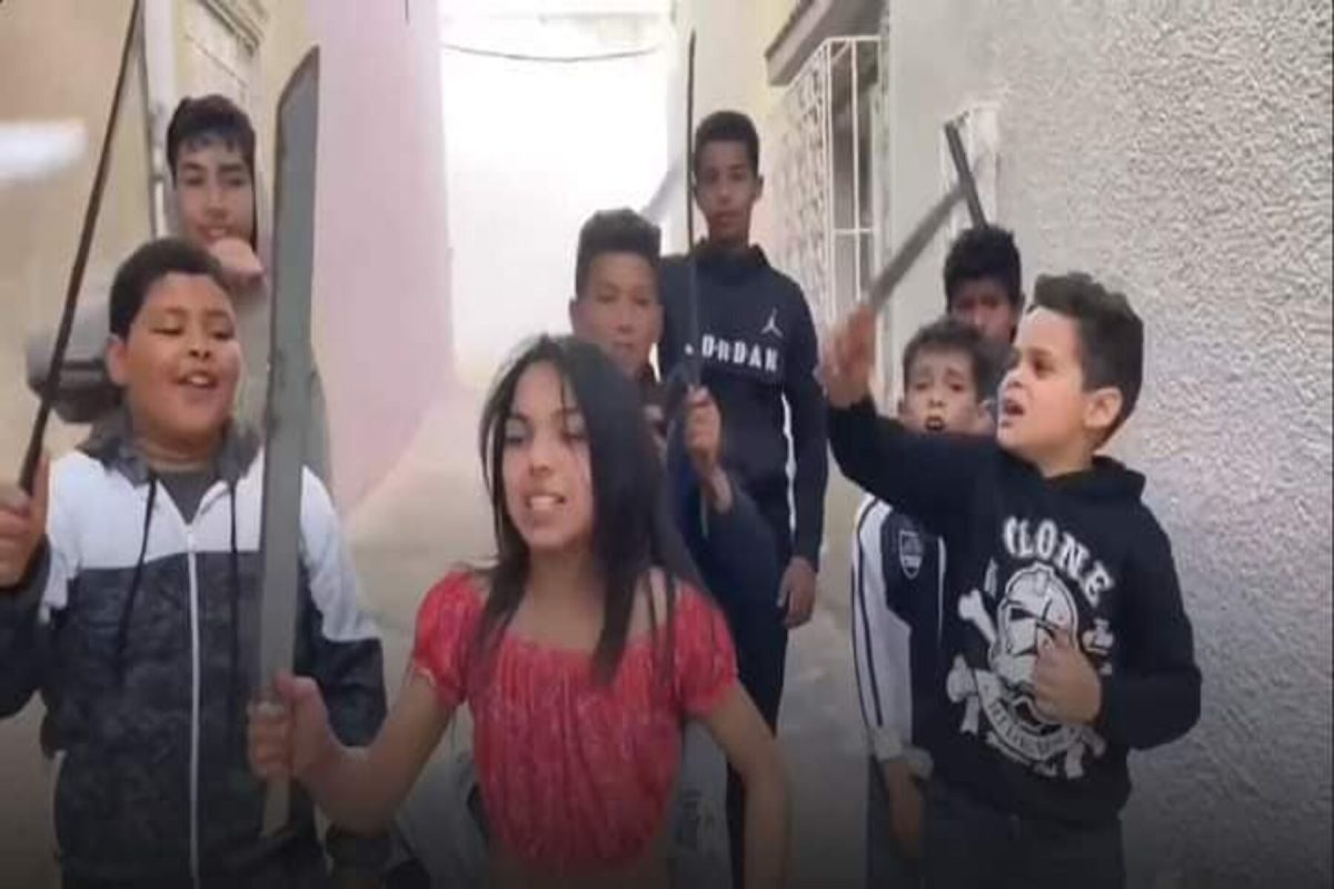 صادم...فيديو لأطفال يلوحون بالسيوف يثير سخط التونسيين ويجبر السلطات التحرك