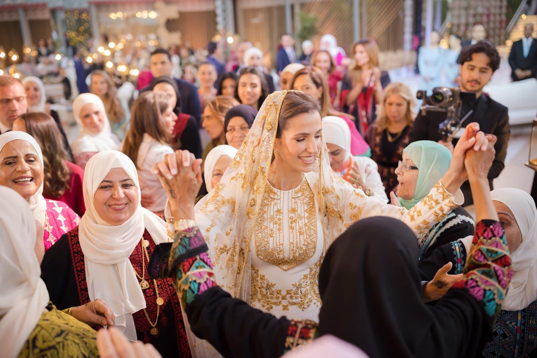 بكلمات مؤثرة....الملكة رانيا تحتفل بحناء عروس الأمير الحسين وتوجه رسالة لوالدة رجوة–(صور وفيديوهات)