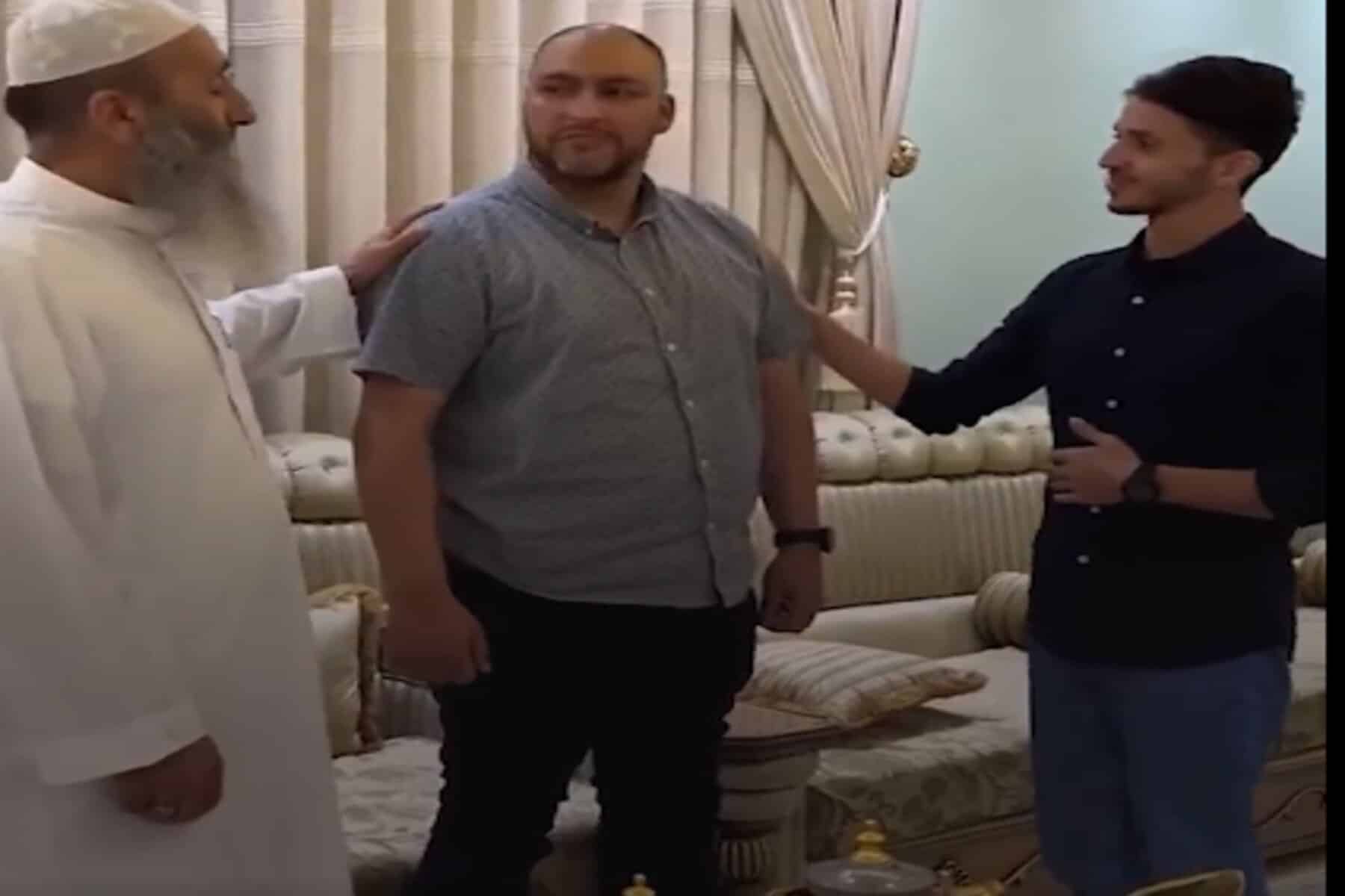 بريطاني يشهر إسلامه بعد سنوات قضاها في الأردن - فيديو