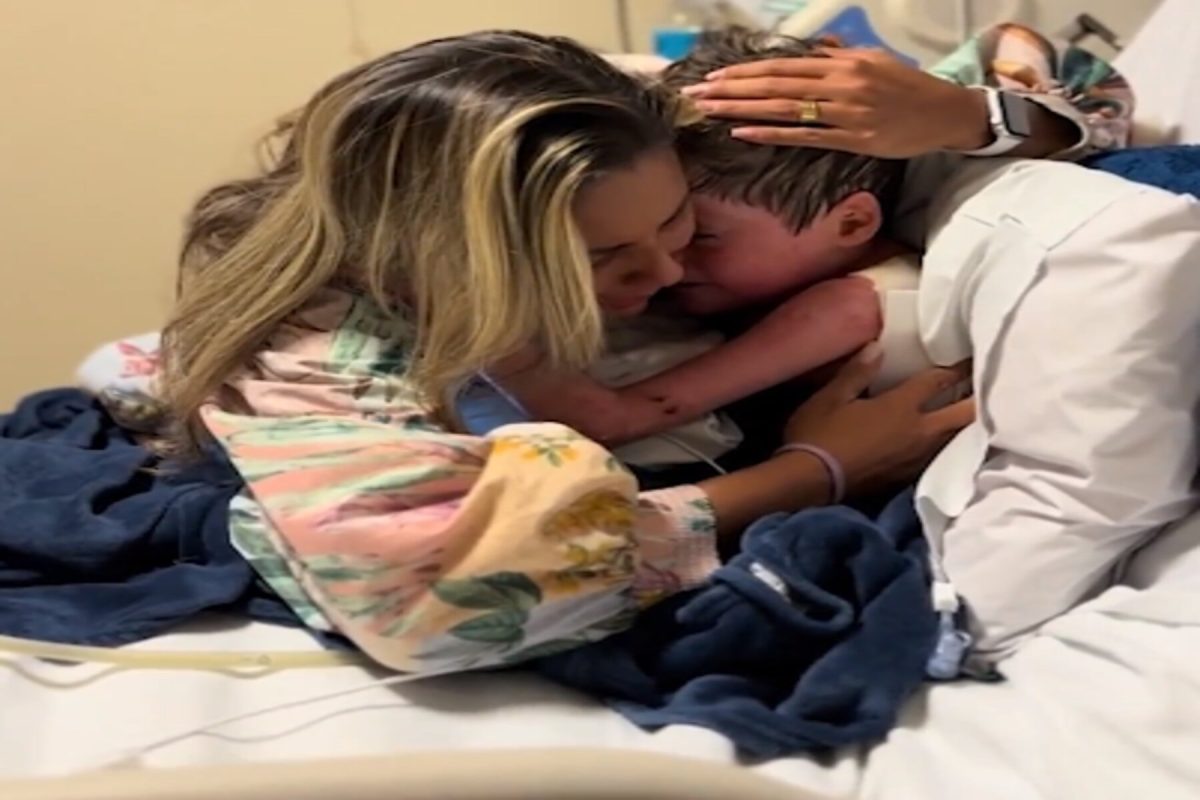 لقاء مؤثر لطفل بوالدته بعد غيبوبة دامت 16 يوماً (فيديو)