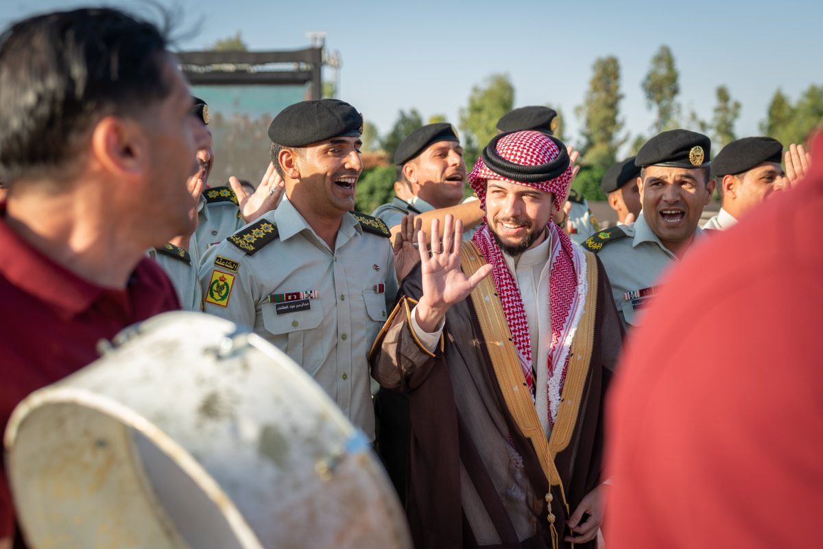 ملك الأردن يهدي الأمير الحسين هدية مميزة بمناسبة زواجه...وهذه نصيحته له(صور وفيديو)