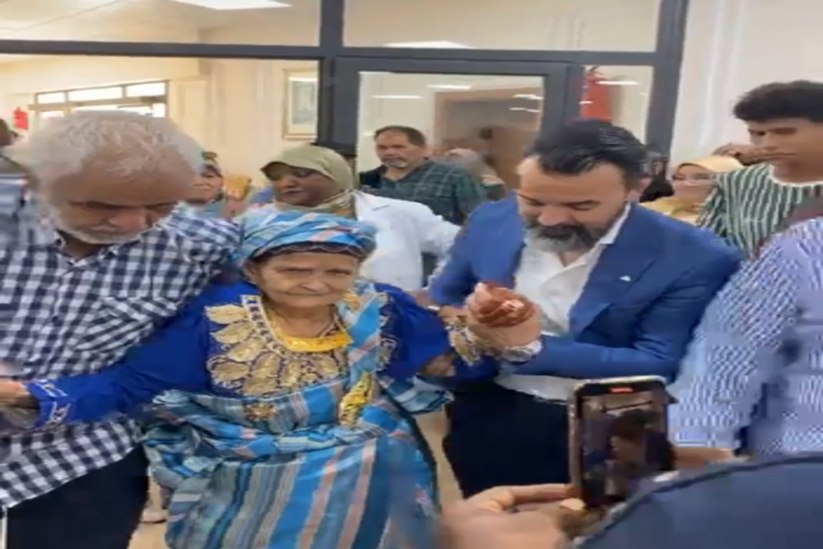مشهد مؤثر...دار للمسنين تجمع مسنة ليبية بابنها بعد فراق دام 63 عاماً(فيديو)