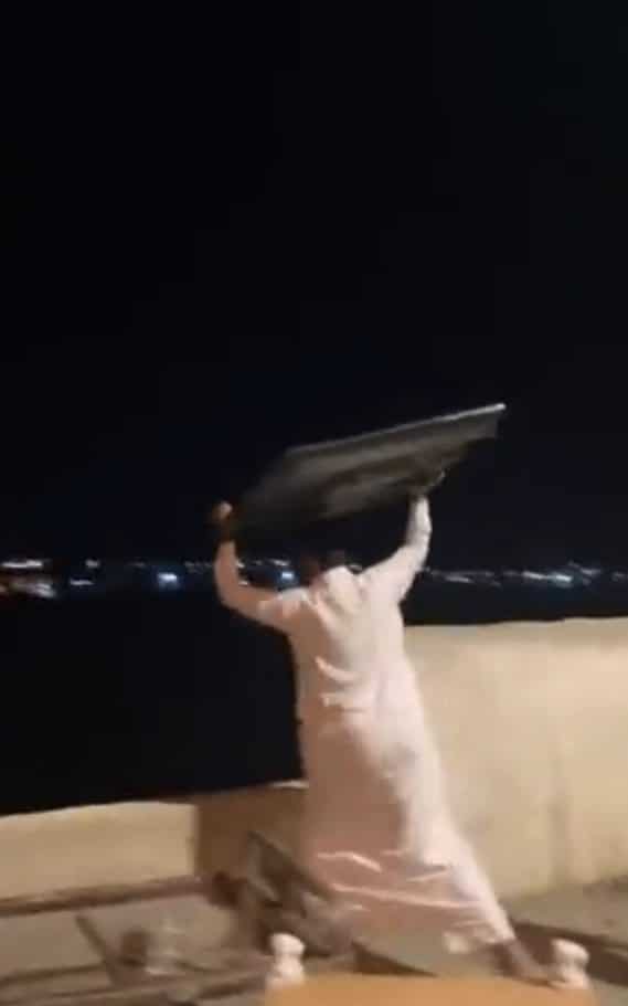 مشجع سعودي يلقي بتلفازه من المنزل